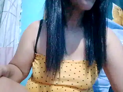 Snapshot of suzzie_hot chatting on February 23, 10:07 pm suzzie hot online show from February 23, 10:07 pm