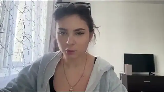 VennieMiramontez online show from May 22, 1:17 pm