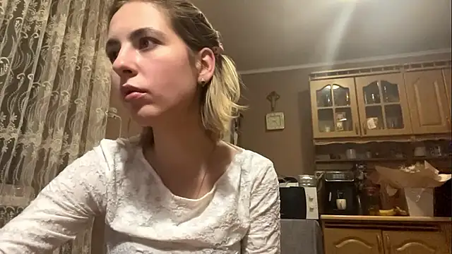 Snapshot of CharmingBlonde chatting on February 17, 6:25 pm CharmingBlonde online show from February 17, 6:25 pm