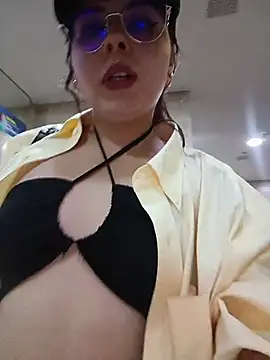 Snapshot of Yulska chatting on April 27, 9:35 pm Yulska online show from April 27, 9:35 pm