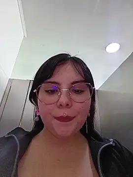 Snapshot of Yulska chatting on May 3, 10:16 pm Yulska online show from May 3, 10:16 pm