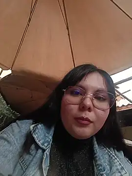 Snapshot of Yulska chatting on May 6, 10:37 pm Yulska online show from May 6, 10:37 pm