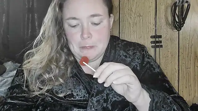 Snapshot of ladylynn13 chatting on March 2, 11:00 pm ladylynn13 online show from March 2, 11:00 pm