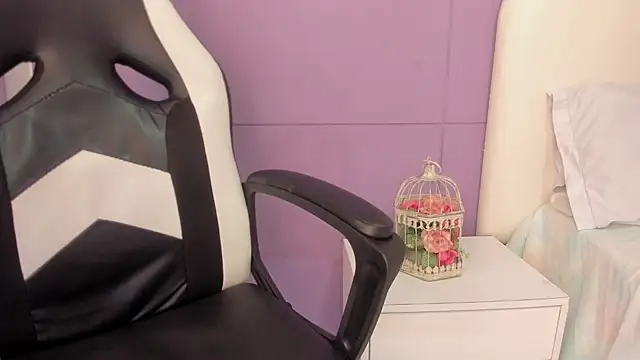 luna bradley  online show from February 16, 12:23 pm