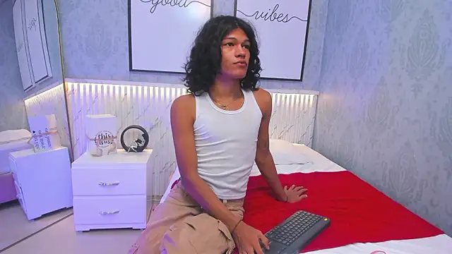 Snapshot of littlesweet18_ chatting on February 12, 2:06 am littlesweet18 online show from February 12, 2:06 am