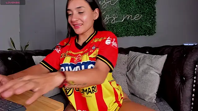 Snapshot of danielebeck chatting on February 19, 7:10 pm danielebeck online show from February 19, 7:10 pm