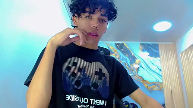 Snapshot of DaviidBuckx_ chatting on February 19, 2:18 am DaviidBuckx online show from February 19, 2:18 am