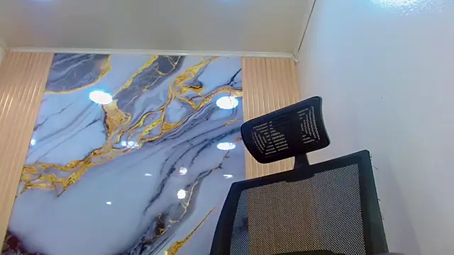 Snapshot of DaviidBuckx_ chatting on February 25, 2:10 am DaviidBuckx online show from February 25, 2:10 am