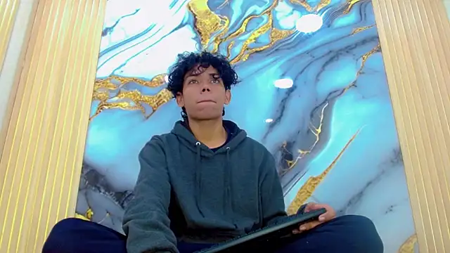 Snapshot of DaviidBuckx_ chatting on February 27, 2:00 am DaviidBuckx online show from February 27, 2:00 am