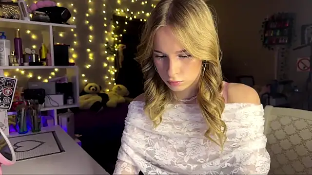 Snapshot of amily_sunray chatting on February 14, 1:30 pm amily sunray online show from February 14, 1:30 pm