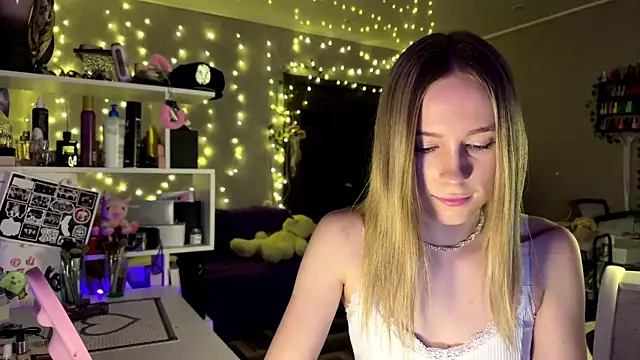 Snapshot of amily_sunray chatting on February 22, 3:43 pm amily sunray online show from February 22, 3:43 pm