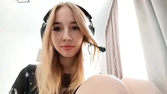 Snapshot of WackyNome chatting on February 14, 6:10 am WackyNome online show from February 14, 6:10 am