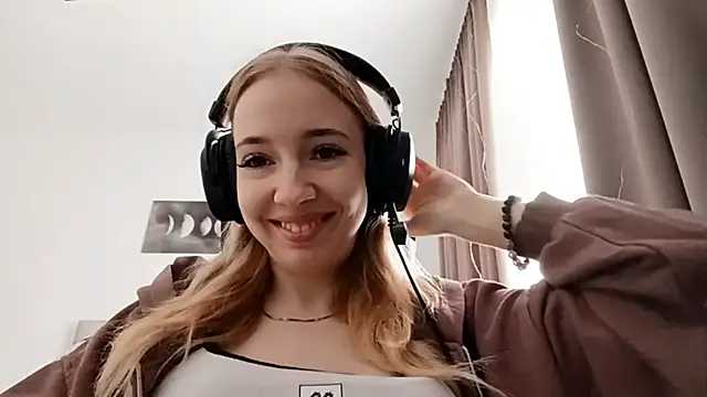 Snapshot of WackyNome chatting on February 16, 6:09 am WackyNome online show from February 16, 6:09 am