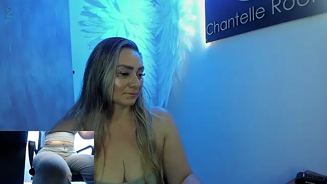 Snapshot of annie_vega17_ chatting on February 19, 8:27 pm annie vega17 online show from February 19, 8:27 pm