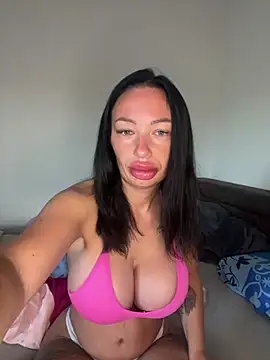 Snapshot of SaraHotDiamond_xoxo chatting on May 11, 4:40 am SaraHotDiamond xoxo online show from May 11, 4:40 am