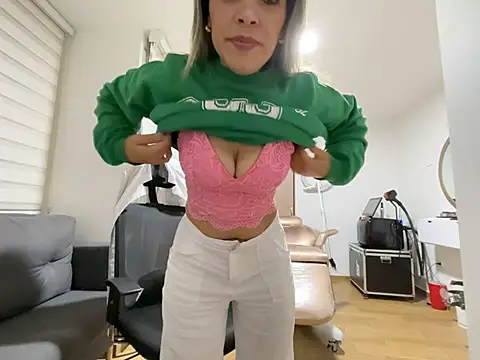 Snapshot of Encantadora_Eva chatting on February 16, 1:24 am Encantadora Eva online show from February 16, 1:24 am