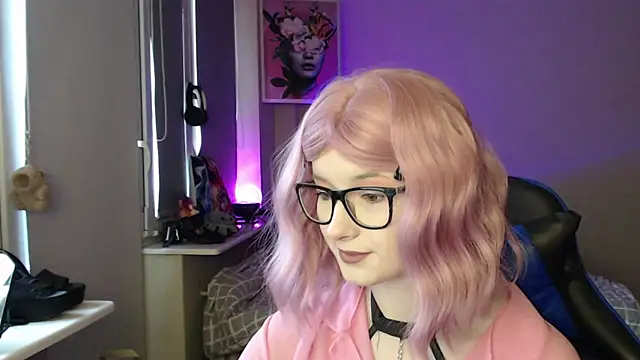 LunaXcherry online show from April 8, 4:40 pm