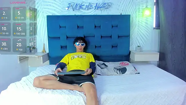 Snapshot of Adventurous_Boys chatting on February 26, 6:07 pm Adventurous Boys online show from February 26, 6:07 pm