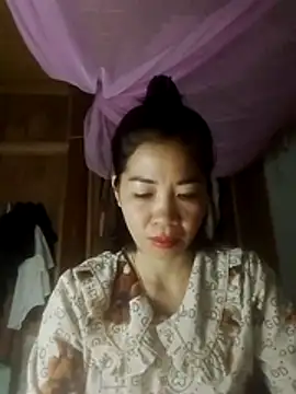 Snapshot of -Lundy- chatting on February 12, 2:06 am -Lundy- online show from February 12, 2:06 am