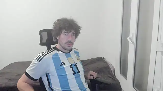 Snapshot of joaquin420_hot chatting on February 20, 5:37 am joaquin420 hot online show from February 20, 5:37 am