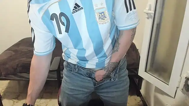 Snapshot of joaquin420_hot chatting on February 21, 10:11 pm joaquin420 hot online show from February 21, 10:11 pm