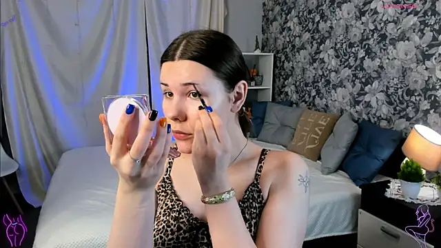 Snapshot of Coraline_kitty chatting on February 16, 5:36 am Coraline kitty online show from February 16, 5:36 am