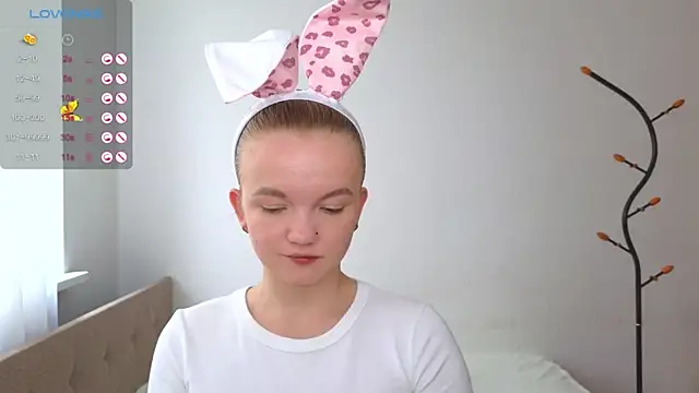Snapshot of StellaBunny chatting on June 27, 4:28 am StellaBunny online show from June 27, 4:28 am