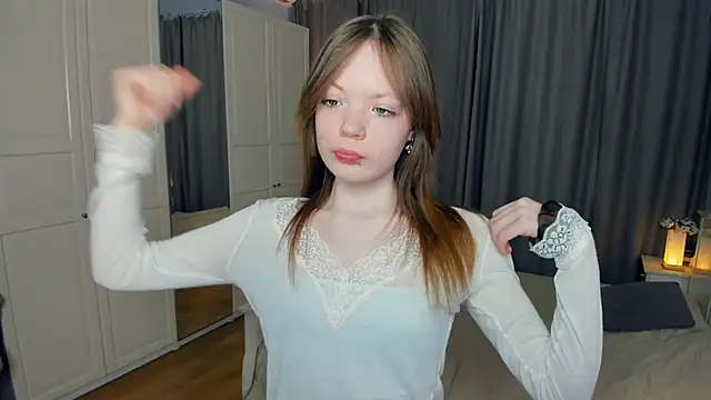 Snapshot of LavenderMitten chatting on February 20, 5:37 am LavenderMitten online show from February 20, 5:37 am