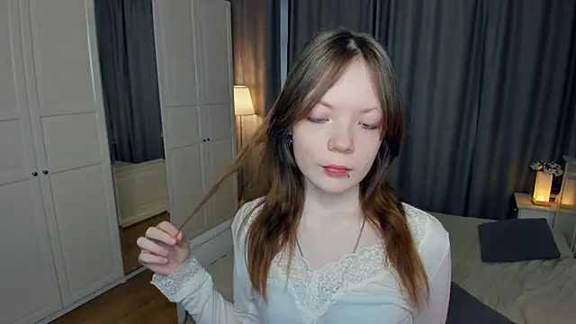 Snapshot of LavenderMitten chatting on February 21, 5:19 am LavenderMitten online show from February 21, 5:19 am