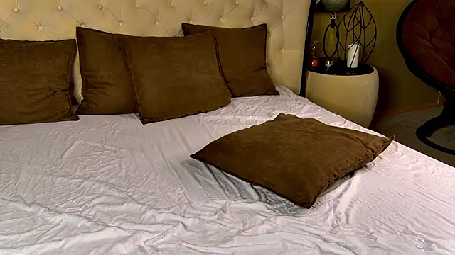 YourSweetArya online show from April 4, 4:04 pm