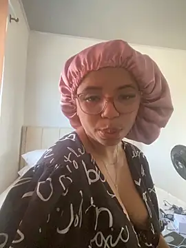 Snapshot of Lucy_strong1 chatting on February 13, 7:43 pm Lucy strong1 online show from February 13, 7:43 pm