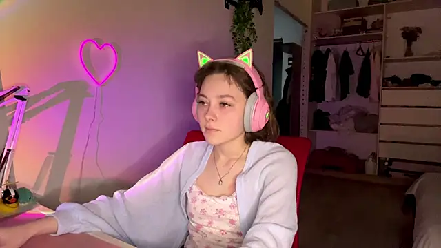 Snapshot of SlunkRear chatting on February 18, 10:17 pm SlunkRear online show from February 18, 10:17 pm