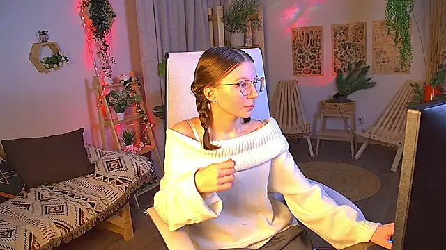 ElliFrankenweenie online show from March 13, 6:20 am