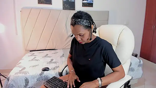 samaraa smith1 online show from April 15, 12:34 pm