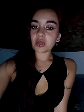 Snapshot of Lucy_allen1 chatting on March 4, 4:29 am Lucy allen1 online show from March 4, 4:29 am