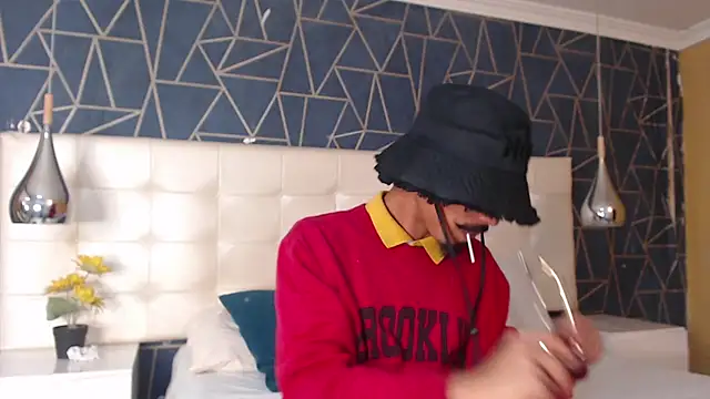 Snapshot of NoaahTylor chatting on February 15, 7:10 pm NoaahTylor online show from February 15, 7:10 pm