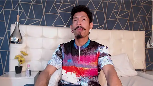 Snapshot of NoaahTylor chatting on February 18, 12:50 am NoaahTylor online show from February 18, 12:50 am