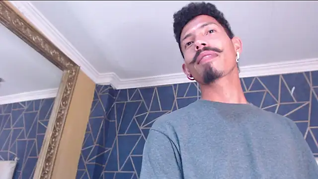 Snapshot of NoaahTylor chatting on February 18, 8:05 pm NoaahTylor online show from February 18, 8:05 pm