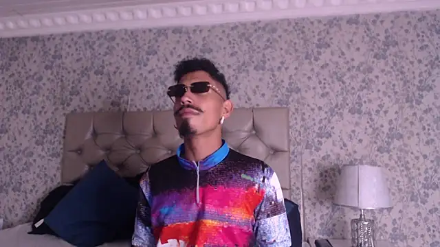 Snapshot of NoaahTylor chatting on February 21, 7:48 pm NoaahTylor online show from February 21, 7:48 pm