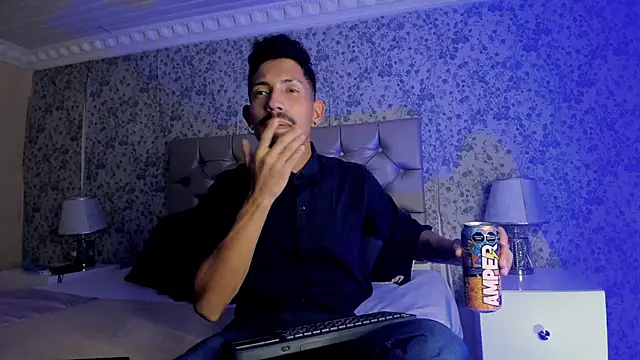 NoaahTylor online show from April 6, 4:46 am