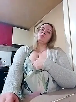 Snapshot of HotStepmommy4 chatting on February 11, 10:37 pm HotStepmommy4 online show from February 11, 10:37 pm