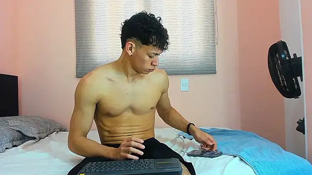 Snapshot of Muscle__Myke chatting on February 28, 3:02 pm Muscle Myke online show from February 28, 3:02 pm