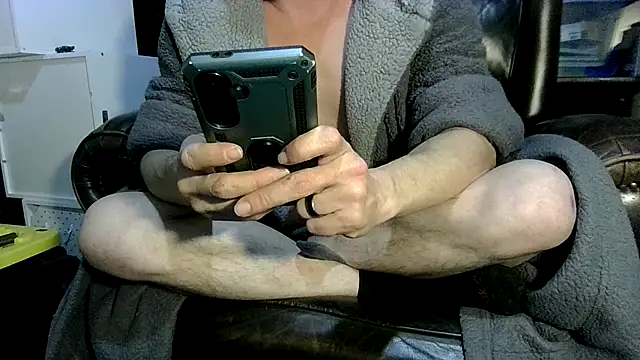 Snapshot of ShadowLove85 chatting on February 14, 5:04 am ShadowLove85 online show from February 14, 5:04 am