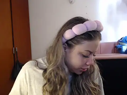 Snapshot of alaina_blesssed chatting on February 13, 6:15 pm alaina blesssed online show from February 13, 6:15 pm