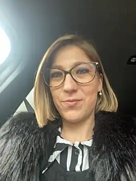 Snapshot of blondie-27 chatting on April 13, 12:32 pm blondie-27 online show from April 13, 12:32 pm