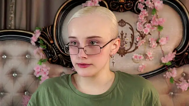 Snapshot of KirstinMcgeady chatting on April 22, 11:12 am KirstinMcgeady online show from April 22, 11:12 am