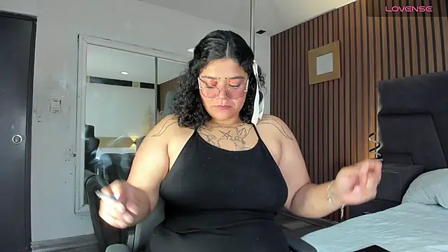 Snapshot of DarkReed chatting on February 25, 6:01 am DarkReed online show from February 25, 6:01 am