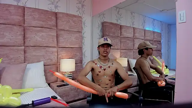 Snapshot of Escanor_Hot chatting on February 14, 8:38 pm Escanor Hot online show from February 14, 8:38 pm