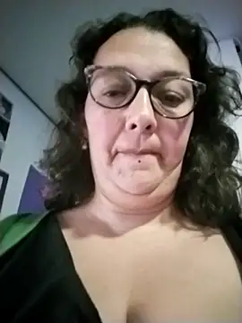 Snapshot of _Saraqueen chatting on February 19, 3:57 am Saraqueen online show from February 19, 3:57 am