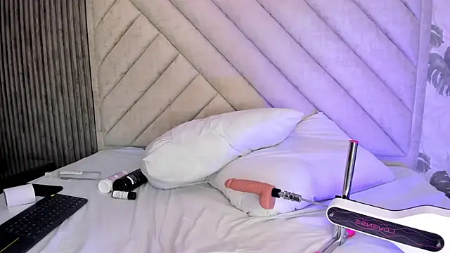 SarahRizof online show from March 27, 5:35 am